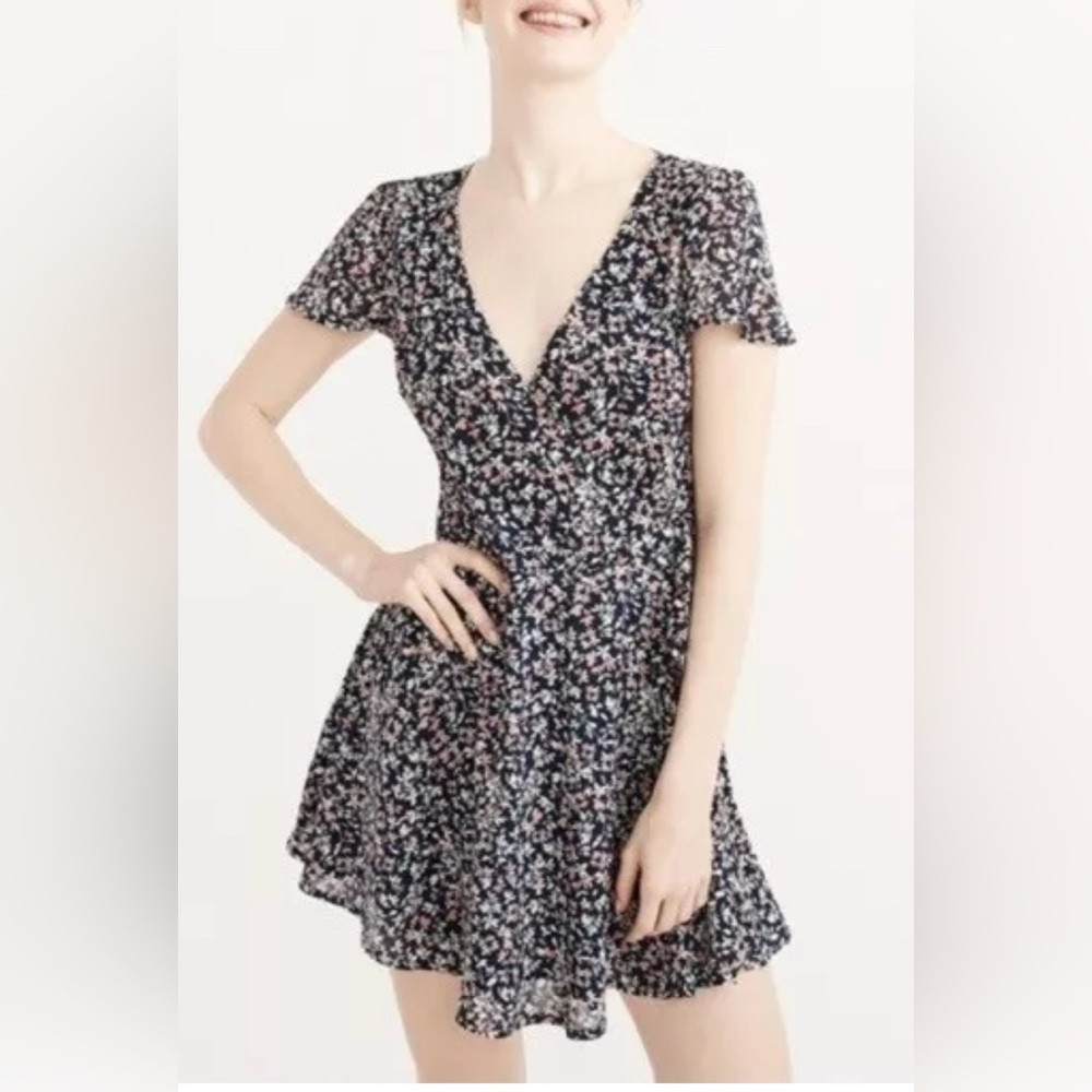 Abercrombie & Fitch Floral Faux Wrap Mini Dress Flutter Sleeve V-Neck
Lined